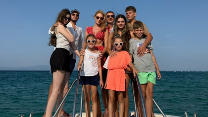 Cristi Borcea, vacanță în Grecia cu 7 dintre copiii lui! Frumoasa lui soție este într-o formă de zile mari: „Îmi fac toate poftele culinare, dar cu măsură”
