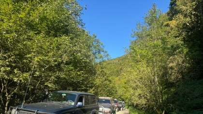 Caraș-Severin: Turiști cehi prinși cu mașini off-road în Poiana Mărului, amendați de jandarmi