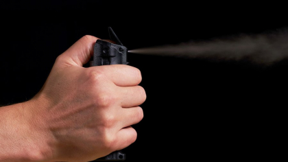 Un elev a pulverizat spray lacrimogen pe holurile liceului din Buftea. Trei elevi şi doi profesori au avut nevoie de îngrijiri medicale