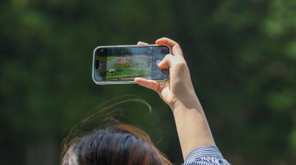 Orașul în care nu ai voie să folosești telefonul decât două ore pe zi. Ce pățesc cei care nu respectă această regulă