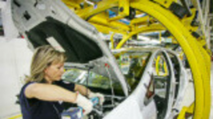 Comisia Europeană dă o mână de ajutor industriei auto. UE „îmblânzește” normele de poluare