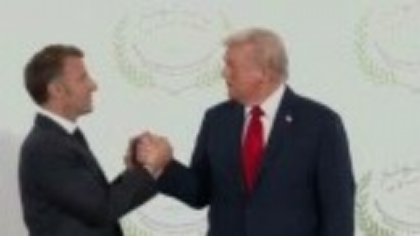 Trump și Macron, moment viral pe rețelele sociale la summitul din Egipt. Gestul care i-a amuzat pe internauți. VIDEO