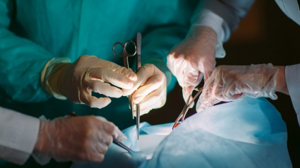 Zeci de mii de euro ar fi fost găsiţi la şeful secţiei de Neurochirurgie de la Spitalul Militar Carol Davila, în urma percheziţiilor