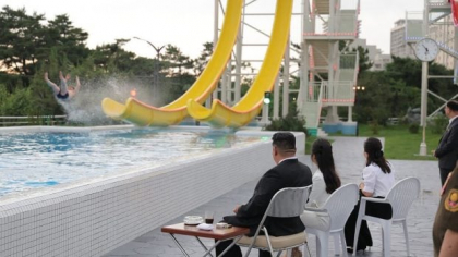 Kim Jong Un a dat rachetele balistice pe tobogane cu apă. Cum a fost fotografiat alături de fiica și soția sa, la inaugurarea unei stațiuni de lux