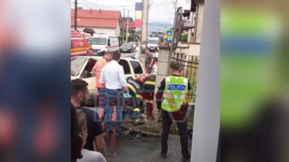 O femeie a murit pe trotuar, prinsă sub roțile unei mașini scăpate de sub control