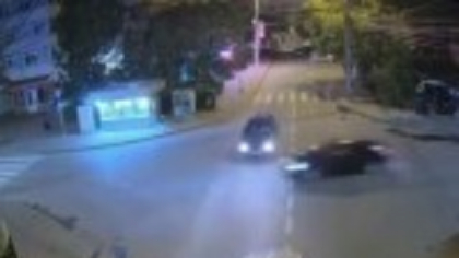 Trei răniți, după ce o șoferiță a pierdut controlul volanului într-o intersecție din Iași. S-a oprit într-o mașină parcată