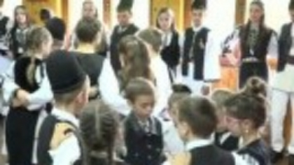 Vacanță mai devreme pentru copiii ciobanilor din Alba. Pleacă în transhumanță, alături de familiile lor