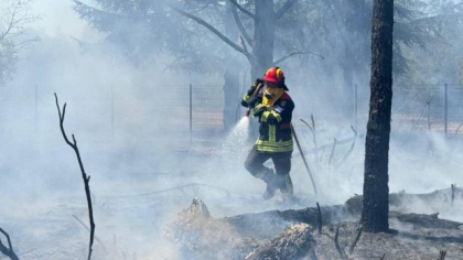 Pompierii români la datorie în Franța pentru stingerea unui incendiu. Salvatorii au protejat un camping turistic