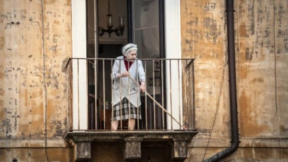 O femeie de 94 de ani se îmbracă în „haine antice” și atrage zeci de turiști într-un sat izolat din munți, în Italia