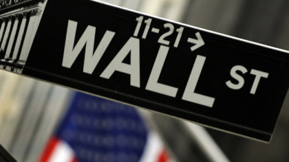 Bursa americană deschide pe roşu după ce economia americană s-a contractat cu 0,3% în primul trimestru din 2025. Indicele S&amp;P 500 scade cu 1,5%, Dow Jones Industrial Average pierde 1,5%, iar Nasdaq 2,5%