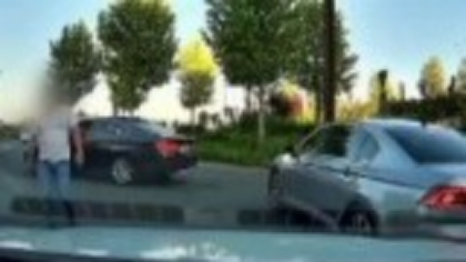 Momentul în care un șofer nervos atacă o mașină de ride sharing în timp ce coborau pasagerii. Ce le-a spus polițiștilor.VIDEO