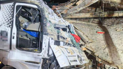 Victoria a scăpat după ce un camion de 30 de tone a intrat în dormitorul ei și l-a dărâmat: „Parcă a picat o bombă peste casă. Un miracol că a supraviețuit fără nimic rupt”