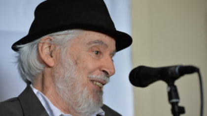 Michael Chaplin, fiul marelui actor, vine în România la un festival de film. Prezintă un documentar care explorează originile rome ale lui Charlie Chaplin