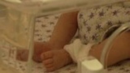 Un bebeluș a murit după ce a fost abandonat într-o toaletă din Timișoara. Mama lui a fost arestată preventiv