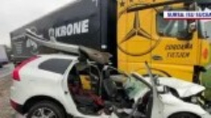 O femeie a murit, iar fiicele ei au fost rănite după ce mașina lor a fost lovită de un camion, în Suceava
