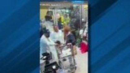 Un român reținut în Florida este acuzat că a înșelat vârstnici și le-a furat cardurile