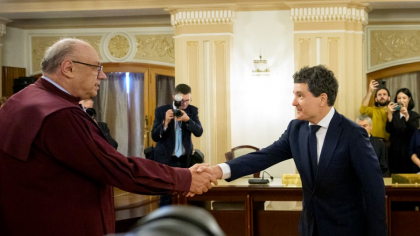 Culisele sesizării de către președintele Nicușor Dan privind legile anti-extremism - sau are președintele României nevoie de aplaudaci și yesmeni?