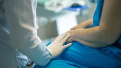 O femeie a ajuns în spital „la un pas de insuficiență hepatică” după ce a luat un supliment popular. Avertismentul medicilor