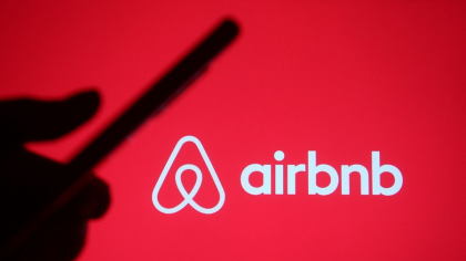 Airbnb, obligată să elimine peste 65.000 de anunțuri de închirieri ilegale