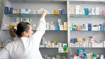 Analiza de luni. Profesia de farmacist, încotro? Farmaciile, primul contact al pacienţilor cu sistemul sanitar, nu mai atrag studenţii. Salariul mic raportat la anii de studiu şi responsabilitate, de 4.000-5.000 de lei net în medie, îi face pe absolvenţii de liceu să ocolească profesia de farmacist