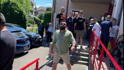 Un reprezentant al USR Diaspora susține că a fost agresat de simpatizanți ai lui Simion: „Am fost lovit, scuipat, înjurat. Dar mai întâi am votat” (VIDEO)