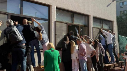 Jurnaliștii străini, urcați pe ferestre la secția de vot unde a mers Crin Antonescu. Interes major pentru alegerile din România