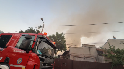 Mai multe case din București au luat foc. 11 autospeciale de stingere acționează pe strada Sulfului