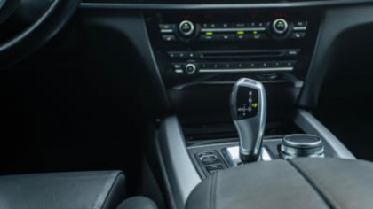 Mercedes-Benz transformă mașina în birou. O evoluție necesară sau o distragere periculoasă?
