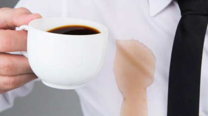 Cum să îndepărtezi petele de cafea de pe haine