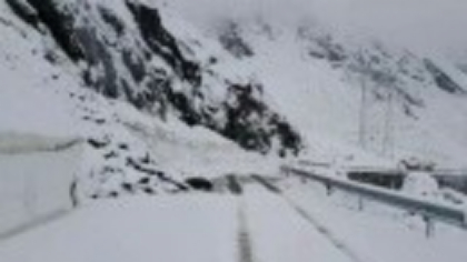 VIDEO. S-au întors ninsorile în România. Stratul depus de zăpadă a ajuns în unele locuri la peste 7 centimetri