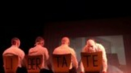 Deținuții din Bacău au jucat piesa „Libertate” pe scena teatrului din oraș. Au fost „sancționați” cu aplauze la final