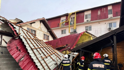 Vijeliile au făcut prăpăd în nord-vestul țării: acoperișul unui bloc a căzut peste o casă la Deva, 50 copaci prăbușiți în Satu Mare