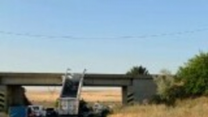 Un camion s-a oprit într-un cap de pod pentru că i s-a ridicat bena. Șoferul a fost scos cu descarcerarea din cabină