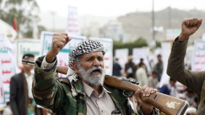 Rebelii Houthi au revendicat atacul asupra navei comerciale care se scufundă în Marea Roșie