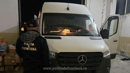 Descoperire de peste 500.000 de lei făcută de polițiștii de frontieră în microbuzul unui șofer care transporta dulciuri din Bulgaria