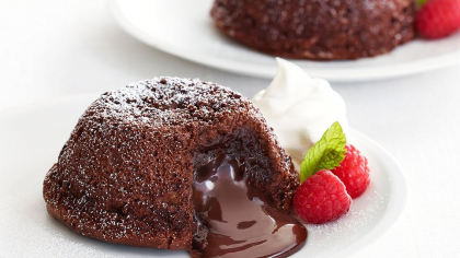 Lava cake, rețeta care se prepară în maxim 30 de minute. Secretul pentru un desert delicios și rafinat. VIDEO