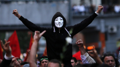 Cine e omul din spatele măștii Anonymous. Adevărul despre simbolul revoltei
