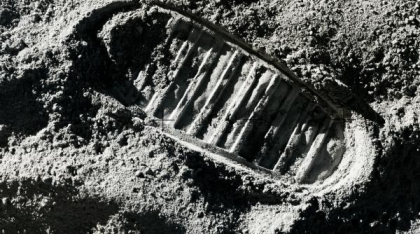 Praf lunar, „mai prețios decât aurul”, a fost adus de un cercetător din China în Marea Britanie în bagajul de mână