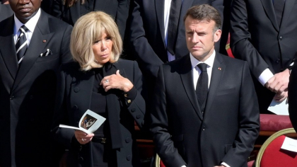 Emmanuel Macron, pregătit să furnizeze „dovezi științifice” că soţia sa este femeie. „Este vorba despre apărarea onoarei mele!”