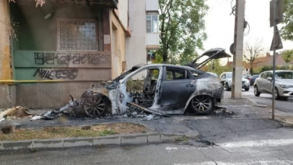 Mașină de lux din Craiova, incendiată intenționat. Proprietarul e un sportiv SCM și antrenor de fitness