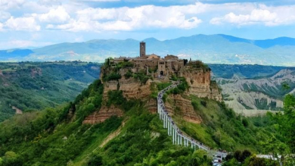 Sătucul aflat la mai puțin de 2 ore de Roma, pe care turiștii nu îl știu: singura cale de a ajunge la el este un pod de 300 de metri I VIDEO  