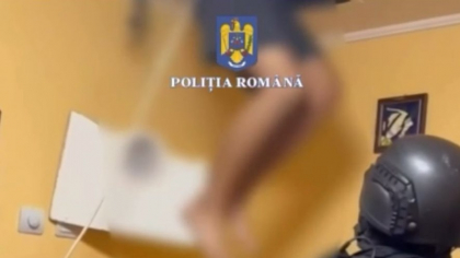 Un bărbat urmărit național, găsit ascuns în tavan de mascați: „Acum ieși afară!”