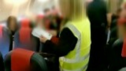 Români din Irlanda, urcați în avion și trimiși înapoi în țară. Unii au fost plătiți ca să plece