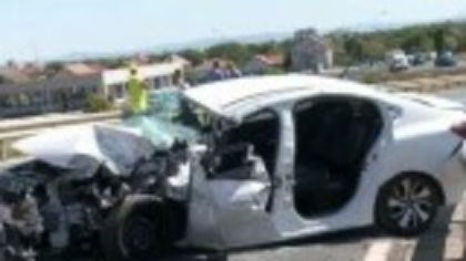 Neatenția unui șofer într-o curbă pe A1. A ajuns captiv între fiarele contorsionate