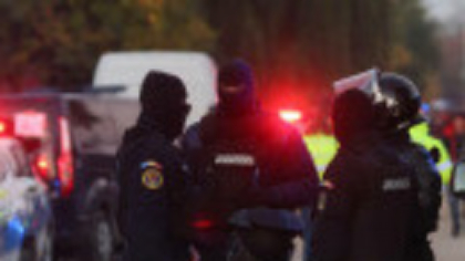 Scandal pe străzile Ploieștiului, oprit de jandarmi în ultimul moment. S-au folosit săbii, cuțite și răngi