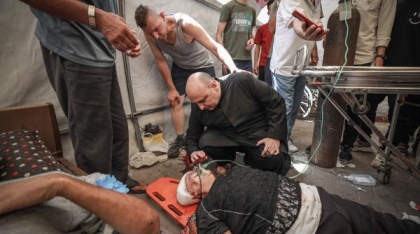 Singura biserică catolică din Fâșia Gaza a fost bombardată: doi oameni au murit. Preotul care vorbea cu Papa Francisc a fost rănit