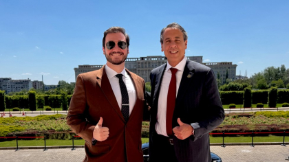 Mâna dreaptă a lui Trump se află în România să-l susțină pe George Simion