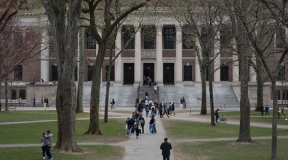 Harvard a dat Administrația Trump în judecată după ce i-a interzis să mai aibă studenți străini: „Decizia va avea un efect devastator”