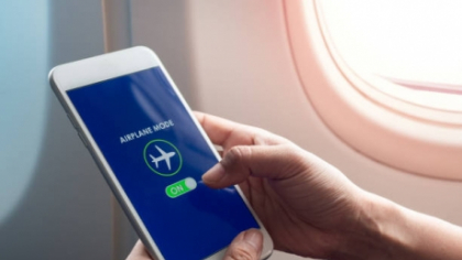 Ce amendă riscă pasagerii dacă nu își dau telefon pe mod avion în timpul zborului. Este de ajuns o singură clipă de neatenție