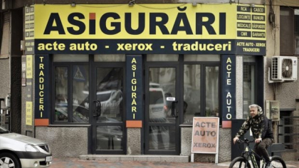 Profiturile istorice pentru asigurătorii din România, în timp ce polițele RCA se scumpesc din nou, după eliminarea plafonării. Transportatorii amenință cu proteste
